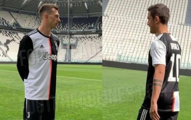 Bernardeschi e Dybala posam com uniforme vazado da Juventus