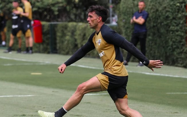 Enzo Díaz durante treinamento do São Paulo na temporada