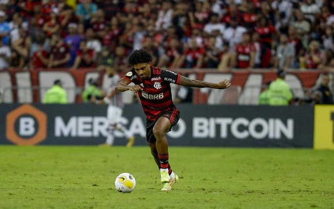 Com Vitinho recuperado, renovação do atacante com o Flamengo volta à pauta