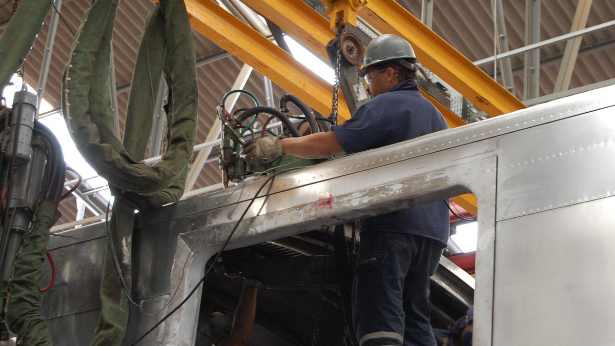 Trabalho de solda para reforçar a estrutura do vagão.