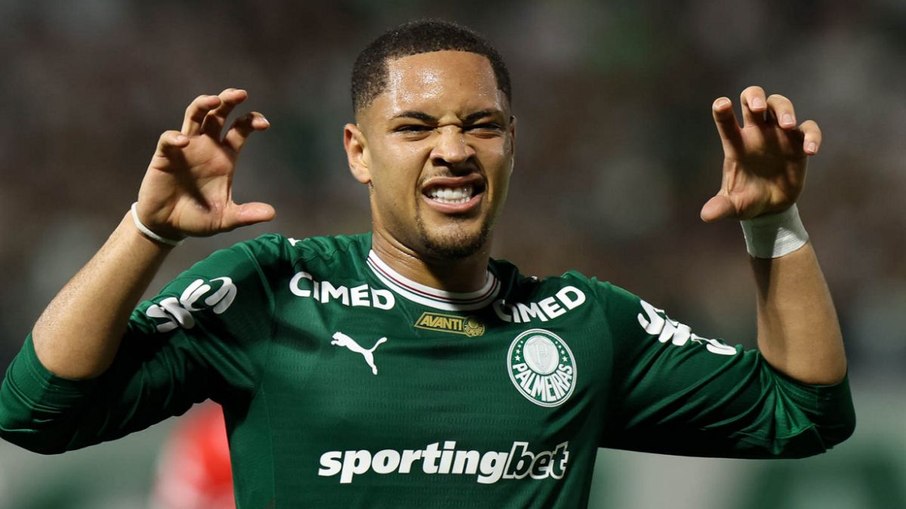 Vitor Roque começou o duelo diante do Novorizontino no banco