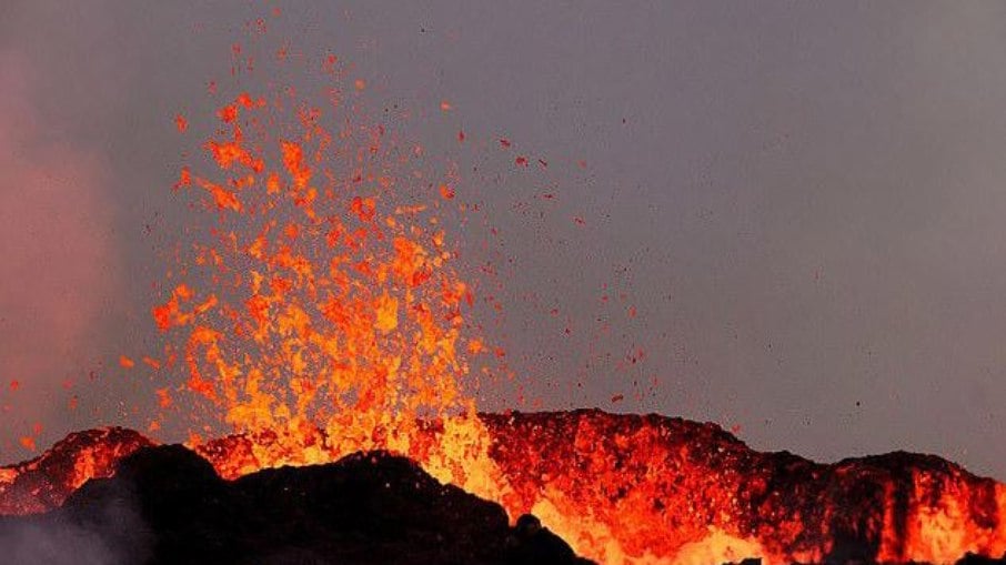 Vulcão em erupção na Islândia libera fumaça tóxica