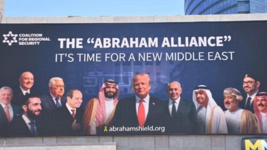 Placa em Tel Aviv com mensagem otimista sobre os Acordos de Abraão Placa em Tel Aviv com mensagem otimista sobre os Acordos de Abraão