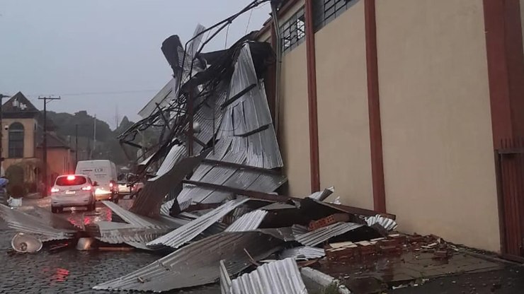 Temporais%20deixam%20rastro%20de%20estrago%20no%20Sul%20do%20Brasil