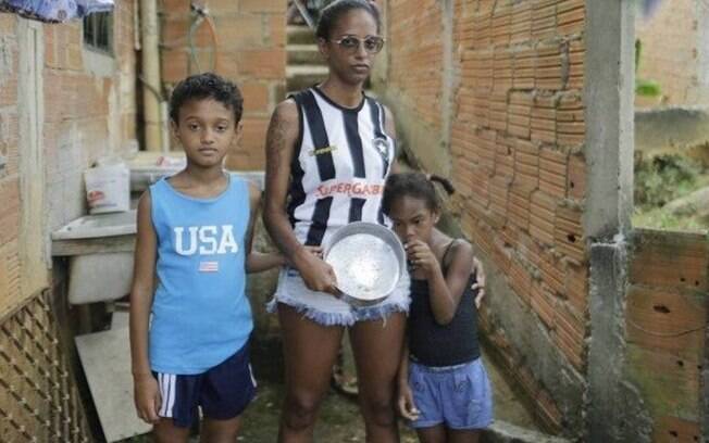 Maria Cecília, mãe solteira de dois filhos, aguarda auxílio emergencial de R$ 1.200