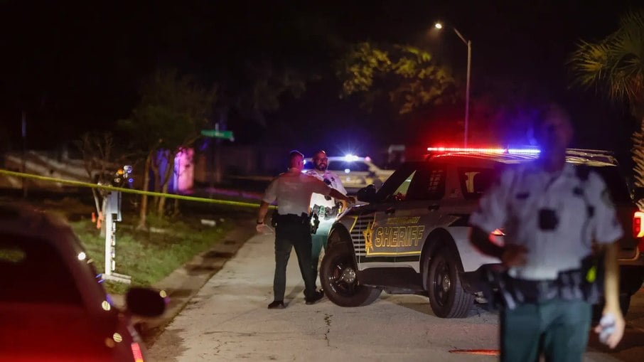 Policiais são acionados para deter jovem que matou os próprios pais em Tampa, nos EUA