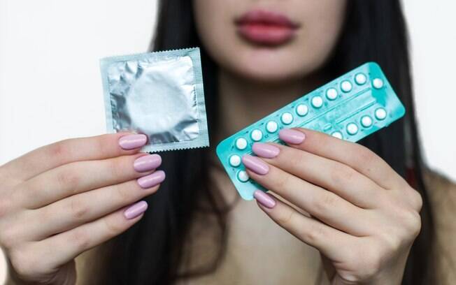 Para não ter erro na hora na eficácia da pílula anticoncepcional, especialistas indicam nunca deixar a camisinha de lado