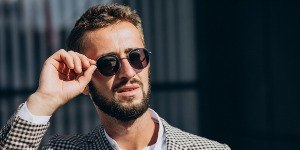 Óculos: descubra quais os mais indicados para homens carecas