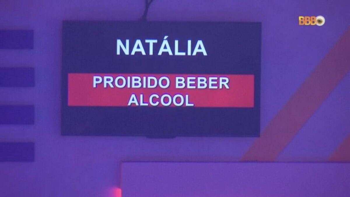 A produção do programa teve que intervir e alertou a modelo a cessar com a bebida alcoólica A produção do programa teve que intervir e alertou a modelo a cessar com a bebida alcoólica