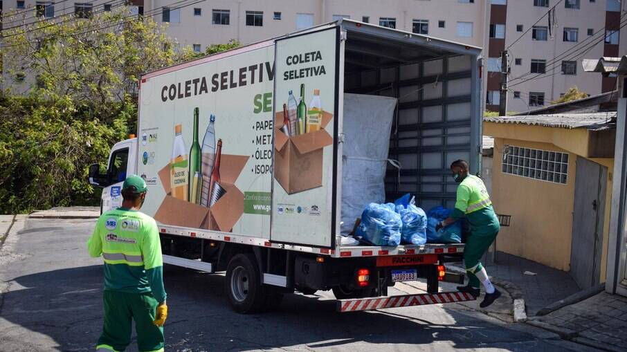 Caminhão de coleta seletiva em Guarulhos 