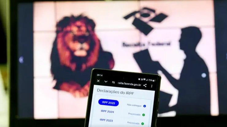 Lula 'amplia vantagem' sobre oposição com isenção de IR