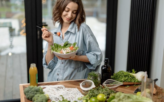 Incluir antioxidantes na dieta melhora pele de mulheres com acne, diz estudo