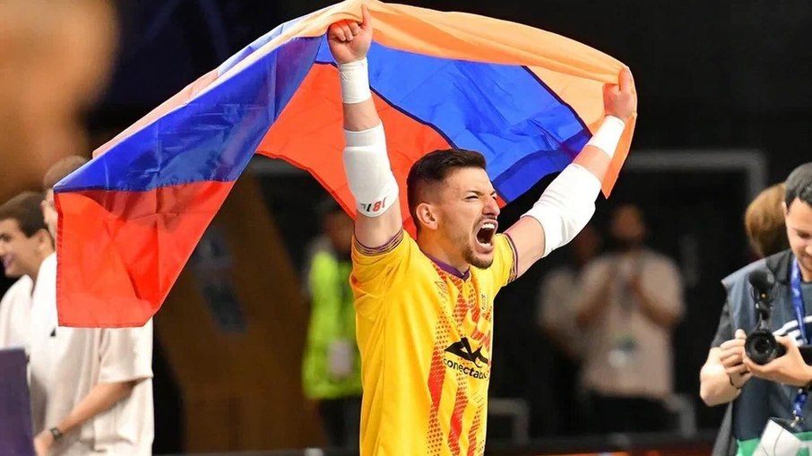 Luan Muller celebrando com a bandeira da Armênia