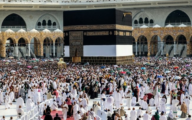 Peregrinos se reúnem ao redor da Kaaba, a estrutura cúbica negra para a qual os muçulmanos de todo o mundo rezam, em 4 de junho de 2024, em Meca, na Arábia Saudita