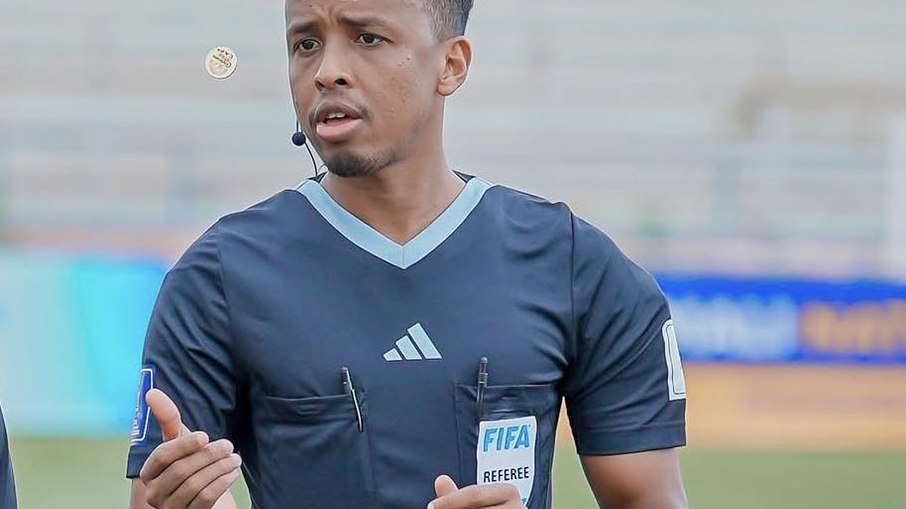 Omar Artan foi eleito o melhor árbitro do continente africano em 2025