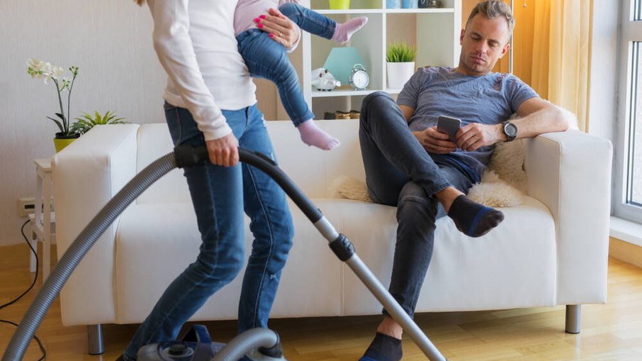 Chegar em casa após um dia exaustivo no trabalho e ainda precisar lidar com o acúmulo de funções em casa é a realidade de muitas mulheres.