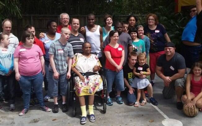 O casal norte-americano ficou junto por 40 anos e adotou 88 crianças com deficiência e necessidades especiais 