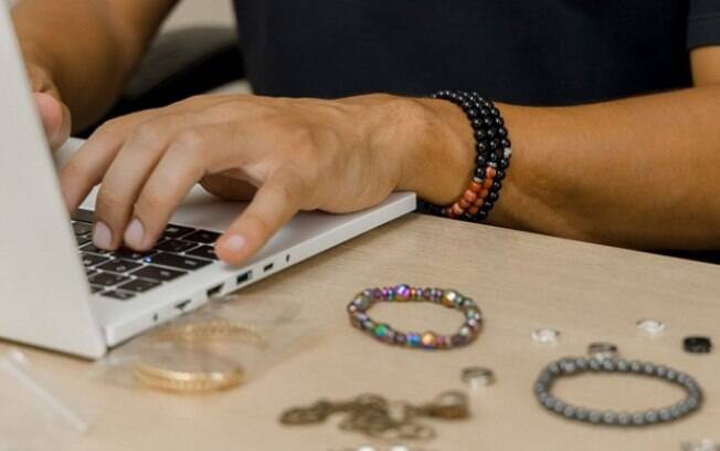 Após alta em 2020, e-commerce de moda cai 18% em 2021