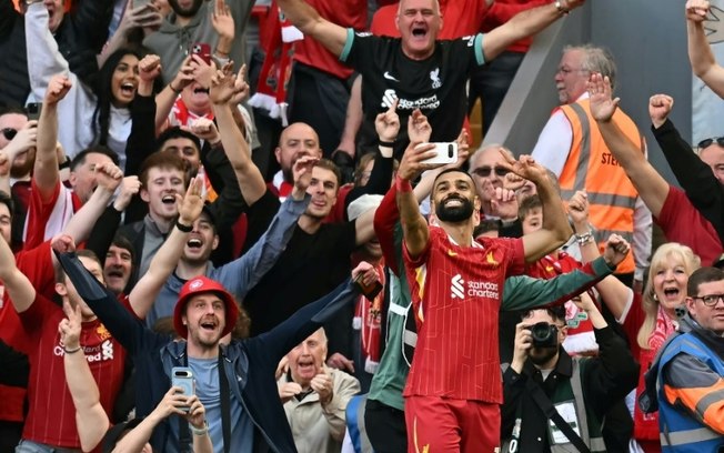 O atacante do Liverpool, Mohamed Salah, tira uma selfie com os fãs após marcar o quarto gol contra o Tottenham O atacante do Liverpool, Mohamed Salah, tira uma selfie com os fãs após marcar o quarto gol contra o Tottenham