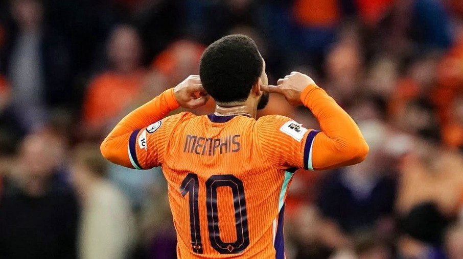 Depay comemora gol marcado na vitória da Holanda sobre a Finlândia