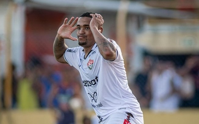 Alerrandro celebra gol diante do Barcelona de Ilhéus