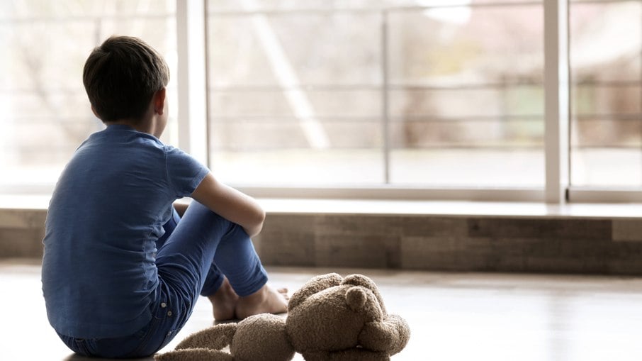 Depressão em crianças pode se manifestar por meio de dermatites e problemas gastrointestinais