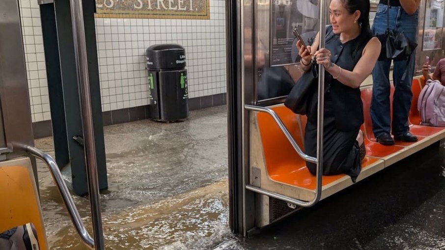 Metrô de NY alaga, vira rio subterrâneo e assusta quem estava nos vagões