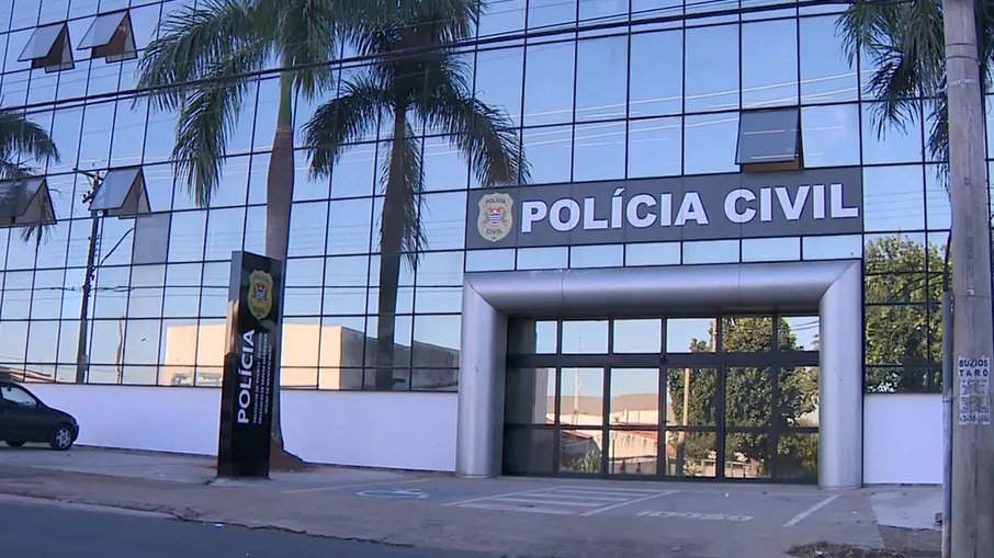 Conforme o registro policial, a criança estava com roupas sujas e apresentava indícios de negligência nos cuidados básicos