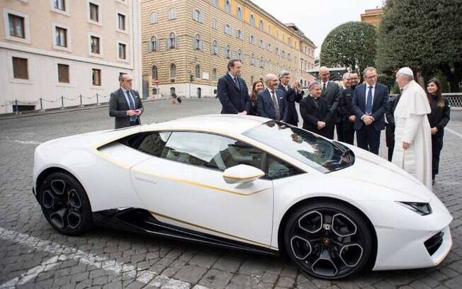 Lamborghini Huracán: Papa Francisco conversa com o CEO da Lamborghini, Stefano Domenicali, de gravata azul