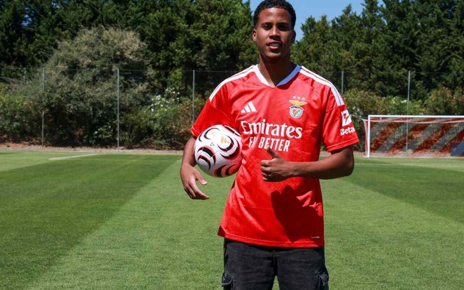 Alan Santos posa com a camisa do Benfica, seu novo clube Alan Santos posa com a camisa do Benfica, seu novo clube