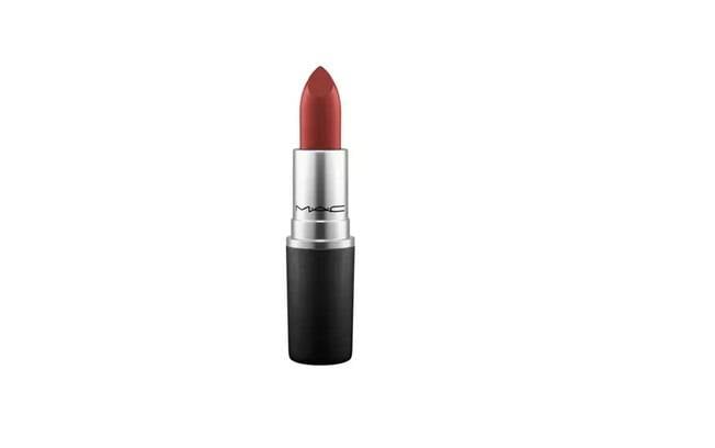 O batom vermelho escuro Spice it Up! é da MAC e custa R$76,00 ou em três vezes de R$25,33 nas lojas Sephora