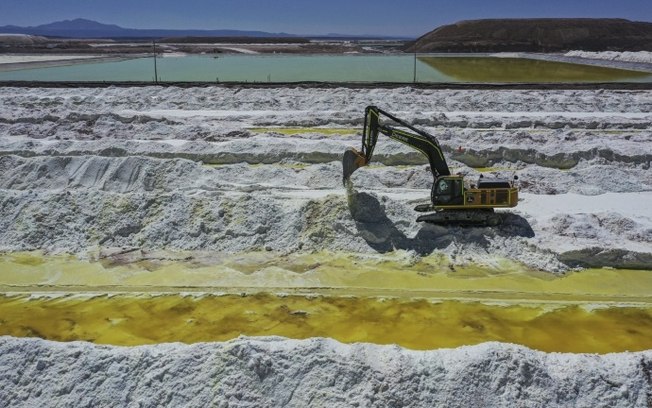 Operações de extração de lítio da chilena Sociedad Química Minera (SQM) em 12 de setembro de 2022 no deserto do Atacama (norte do Chile)