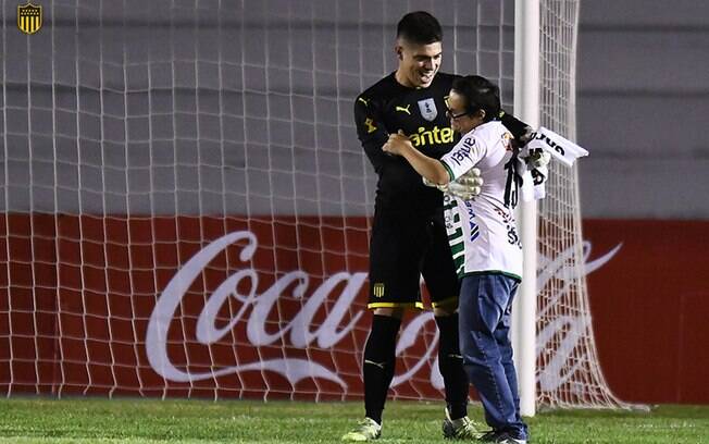 Goleiro do Peñarol levou gol de torcedor mirim do time rival que sofre com Síndrome de Down