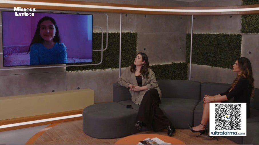 Lívia Oliveira (no vídeo), Mariah Ruibal e Clara Brasil