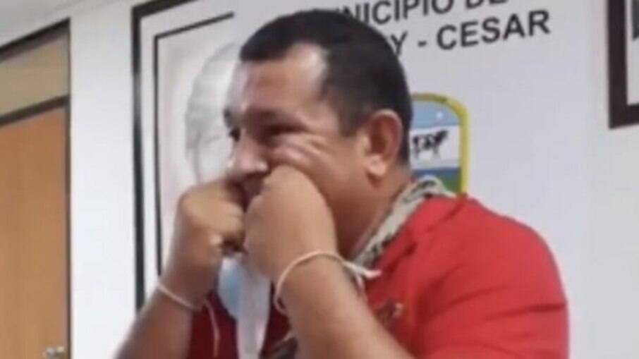 Na Colômbia: prefeito usa máscara como fio dental para limpar os dentes