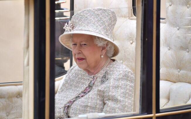 Rainha Elizabeth II disse que gostaria que príncipe Harry continuasse ativo na família real