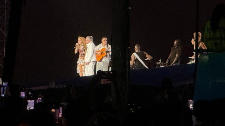 Shakira sobe ao palco em Copacabana com
Maria Bethânia em ensaio