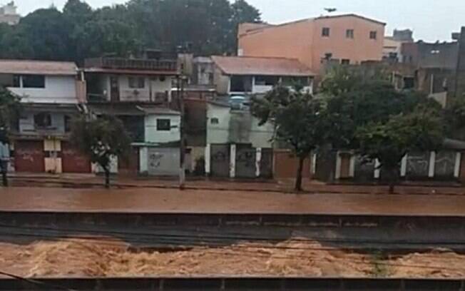 Casas à beira de córrego ficam alagadas na Região Metropolitana de Belo Horizonte