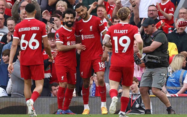 Gakpo (centro) recebe os cumprimentos de Salah e de seus companheiros após fazer o terceiro gol do Liverpool sobre o Tottenham