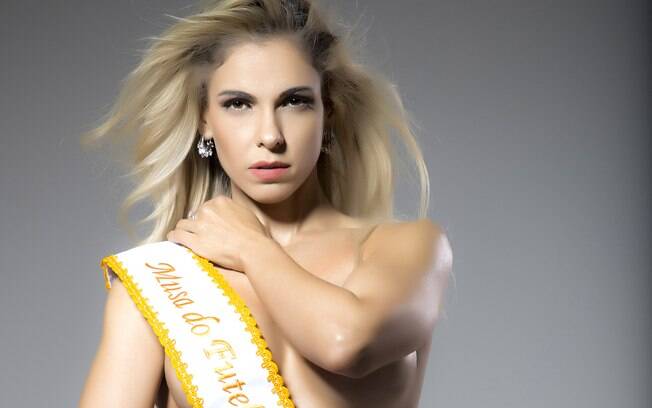 Musa do futebol americano, Fernanda Martinelli posa sexy com faixa com o título e faz ensaio ousado do tema