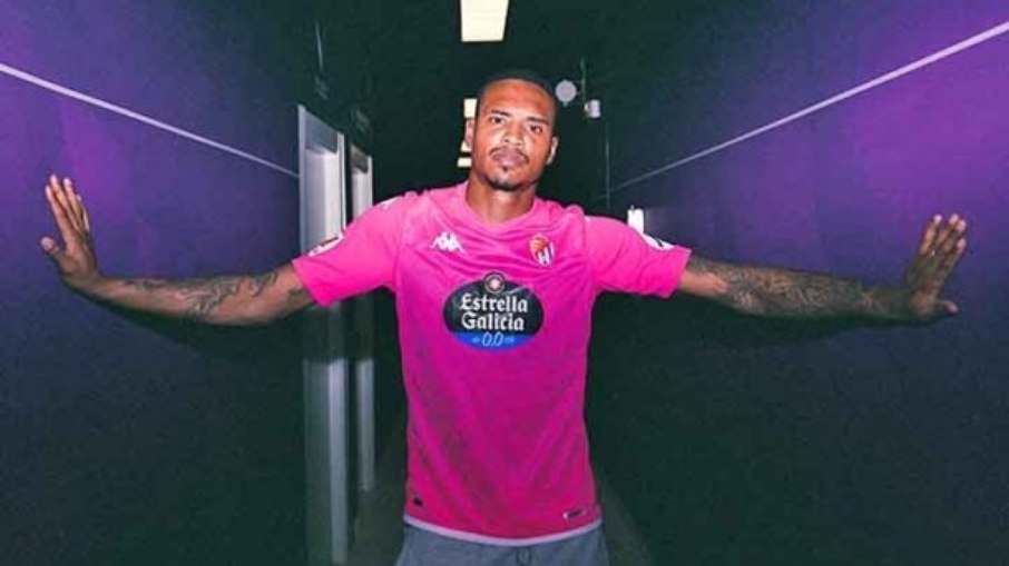 John chega ao Botafogo para assinar por quatro temporadas John chega ao Botafogo para assinar por quatro temporadas