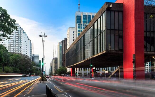 O MASP, na Avenida Paulista, está entre os museus brasileiros mais modernos e famosos do país e atrai inúmeros turistas