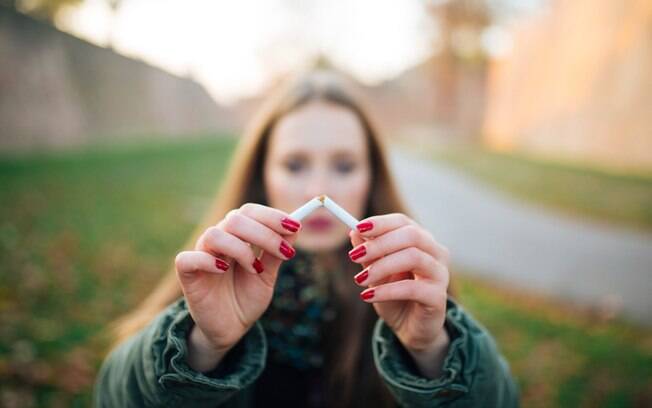 O tabagismo pode atrapalhar a chegada de nutrientes à raiz do cabelo e traz rugas profundas à pele