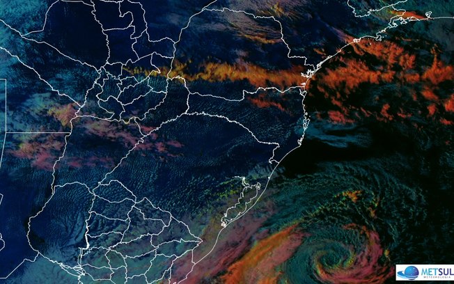 Ciclone perto do Brasil tem forma semelhante a olho de furacão - Foto