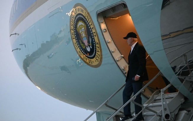 O presidente dos EUA, Joe Biden, desce do Air Force One antes de um evento de arrecadação de fundos em Los Angeles