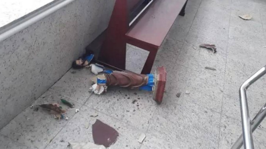 Mulher invade igreja e quebra imagens de santos Mulher invade igreja e quebra imagens de santos