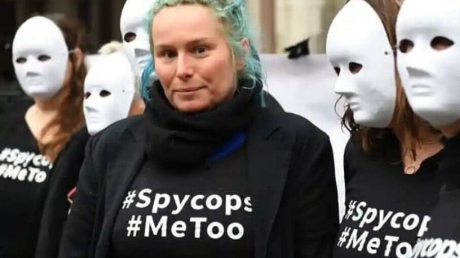 Kate Wilson em manifestação com outras mulheres também enganadas por policiais disfarçados