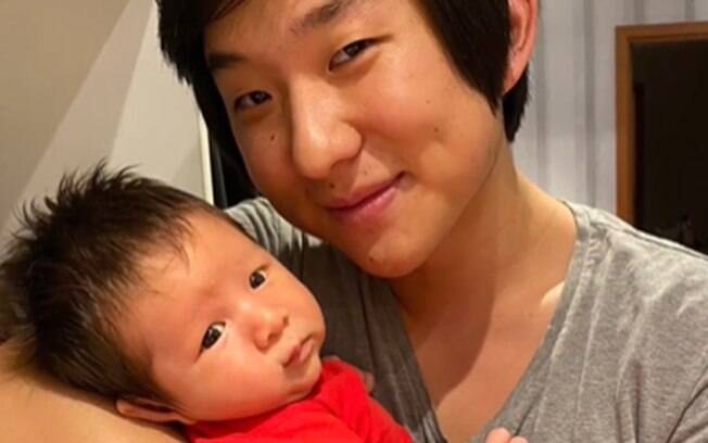 Pyong Lee se emociona ao conhecer o filho de Jake