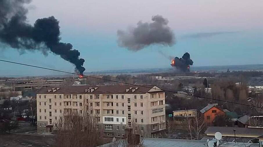 Fumaça após ataques russos na capital ucraniana, Kiev, se espalham pelo céu em meio aos prédios