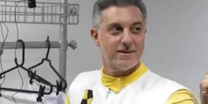 Luciano Huck visita BBB 26, se veste de dummy e pula na piscina